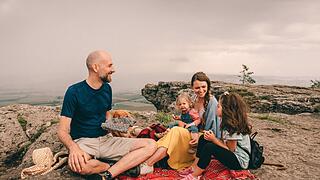 Auf dem Hochplateau des Staffelsbergs genießt man einen phantastischen Ausblick