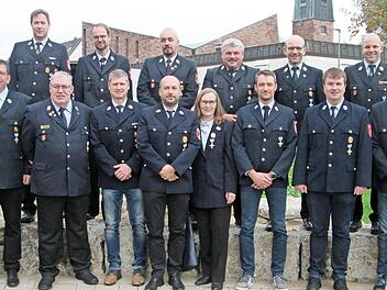 Zum 25. Dienstjubiläum der Feuerwehrleute aus dem Stadtgebiet gab es das Staatliche Ehrenzeichen. Es gratulierten Bürgermeister Armin Warmuth (links) und Kreisbrandmeister Elmar Eisenmann (rechts).