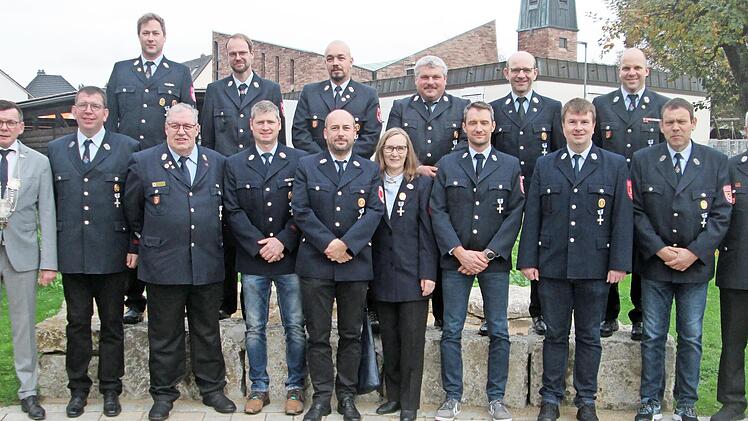 Zum 25. Dienstjubiläum der Feuerwehrleute aus dem Stadtgebiet gab es das Staatliche Ehrenzeichen. Es gratulierten Bürgermeister Armin Warmuth (links) und Kreisbrandmeister Elmar Eisenmann (rechts).