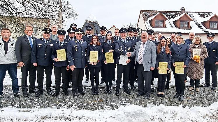 Zahlreiche Mitglieder hat die Feuerwehr Johannisthal für ihre Treue ausgezeichnet.