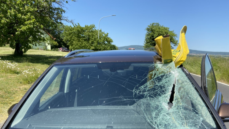 Autofahrerin st&ouml;&szlig;t mit landwirtschaftlichem Fahrzeug in Burkardroth zusammen