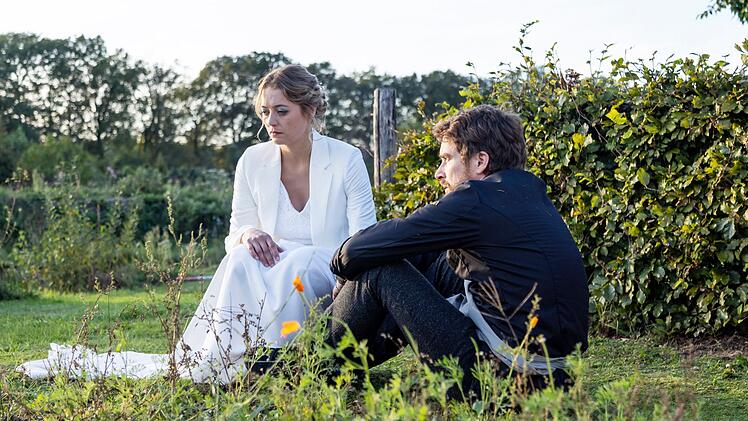 Saskia (Hanna Plaß) und Paul (Anton Spieker) stehen kurz vor dem Nervenzusammenbruch. Können sie ihre Beziehung retten und wieder zueinanderfinden. Oder droht ihre Hochzeit endgültig zu scheitern?