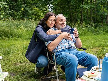 Maja (Bettina Zimmermann) versöhnt sich mit ihrem Vater Bernd (Wolfgang Stumph). Er trauert um seine kürzlich verstorbene Frau, die bei einer lebensnotwendigen Herz-OP starb. Lange gab er Maja die Schuld daran, weil sie die OP unterstützte, und sah nicht, dass auch sie unter dem Tod ihrer Mutter leidet.