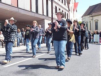 Die Line-Dance-Gruppe aus Hammelburg hatte einen Auftritt beim Burkardrother Frühjahrsmarkt.  Foto: Björn Hein