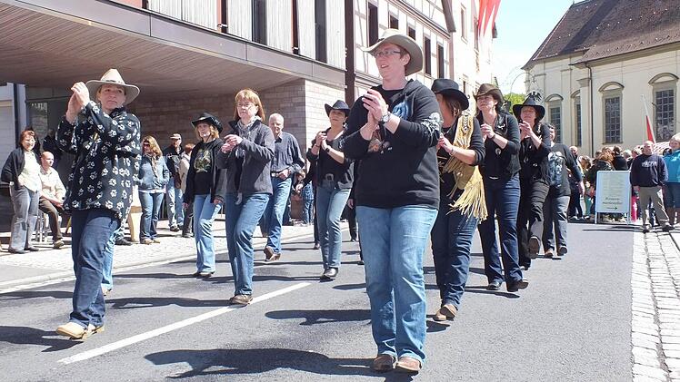 Die Line-Dance-Gruppe aus Hammelburg hatte einen Auftritt beim Burkardrother Frühjahrsmarkt.  Foto: Björn Hein