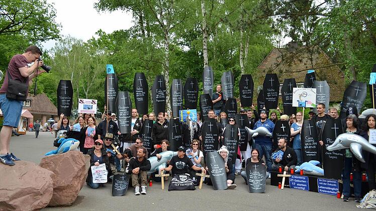 Protest nebem dem Eingang: Die Besucher konnten ohne Probleme in den Zoo.