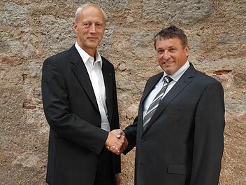 Armin Schlereth (r.) löst Johannes Kiep (l.) als Präsident beim Lions-Club Hammelburg-Trimburg-Saaletal ab. Foto: Lions-Club