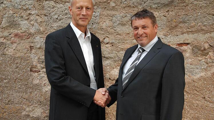 Armin Schlereth (r.) löst Johannes Kiep (l.) als Präsident beim Lions-Club Hammelburg-Trimburg-Saaletal ab. Foto: Lions-Club