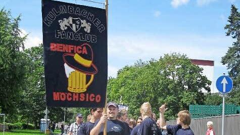 Die Möcher präsentieren ihre Vereinsfahne.