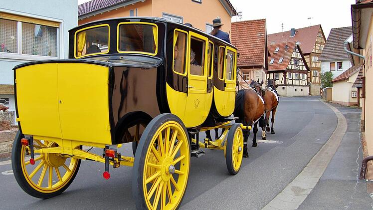 Die Postkutsche fährt in Kleinbrach ein  Foto: Sigismund von Dobschütz