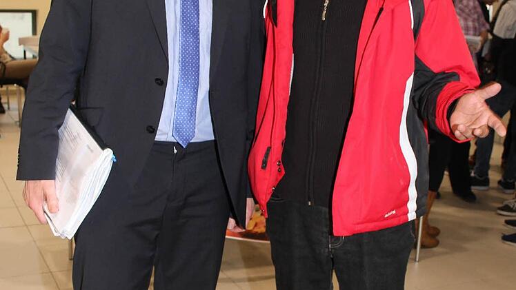 Der Syrer Ali Alfarej (40) freut sich über die Initiative der Arbeitsagentur Kulmbach und dankt dem Vorsitzenden der Geschäftsführung Sebastian Peine persönlich. Ali Alfarej war Lehrer in Syrien. Er ist seit einem Jahr in Deutschland, betätigt sich auch gerne als Dolmetscher. Auch er selbst hofft auf einen Job