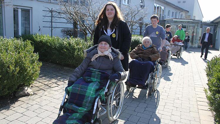 Vanessa Schöttner und sieben weitere Schüler der Mittelschule Stadtsteinach besuchen Senioren aus dem Caritas Altenheim.