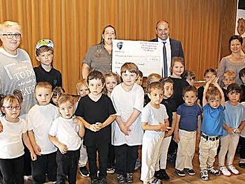 Eine Spende über 5105 Euro konnte der Kindergarten "Sonnenschein" in Empfang nehmen. Foto: Evi Seeger
