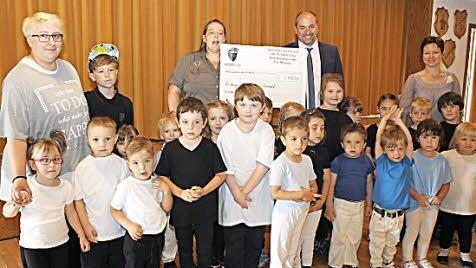 Eine Spende über 5105 Euro konnte der Kindergarten "Sonnenschein" in Empfang nehmen. Foto: Evi Seeger