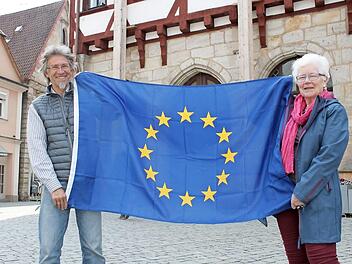 Emmerich Huber und Wilmya Zimmermann wollen "Pulse of Europe" nach Forchheim bringen.  Foto: Carmen Schwind