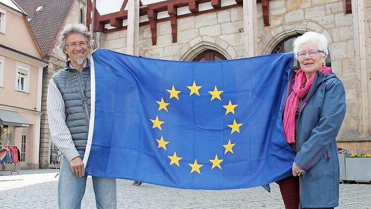 Emmerich Huber und Wilmya Zimmermann wollen "Pulse of Europe" nach Forchheim bringen.  Foto: Carmen Schwind