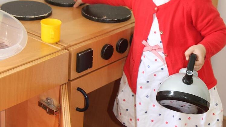 Die kleine Reja ist mit zwei Jahren noch nicht in der Kindertagesstätte, doch die Kochecke hat es ihr schon angetan.