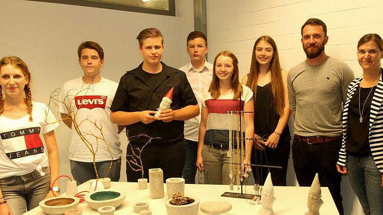 Die Vorstandschaft der Schülerfirma "SimplyGrey" mit (von links Leonie Bräuter, Jonas Antogiovanni, Vorstandsvorsitzenden Felix Zier, Lukas Burckhart, Denise Neblicht, Paula Diem und den Schulpaten Manuel Fischer und Susanne Müller.