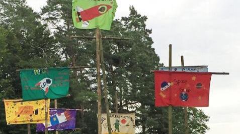 Die Flaggen sind gehisst: Jede Gruppe hat ihr eigenes Banner bemalt und aufgestellt. Fotos: Pfarrjugend "Heilige Länder"