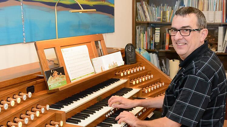Der Bad Kissinger Kirchenmusikdirektor Jörg Wöltche an der Orgel. Foto: Björn Hein