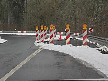 Vor der dritten Spitzkehre im Hambach, aus Richtung Untermerzbach kommend, hat die Fahrbahndecke einen Riss bekommen und sich abgesenkt (siehe Pfeil). Bis der Verkehr wieder ungehindert fließen kann könnten noch Wochen oder gar Monate vergehen. Helmut Will