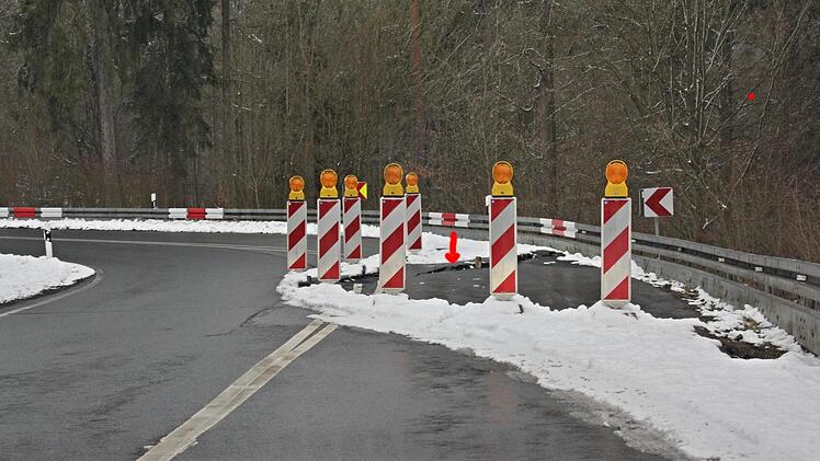Vor der dritten Spitzkehre im Hambach, aus Richtung Untermerzbach kommend, hat die Fahrbahndecke einen Riss bekommen und sich abgesenkt (siehe Pfeil). Bis der Verkehr wieder ungehindert fließen kann könnten noch Wochen oder gar Monate vergehen. Helmut Will