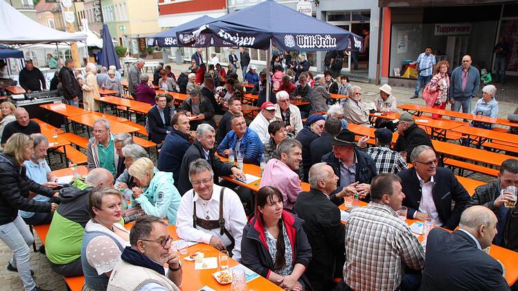 Der Marktplatz war zwar nur mäßig gefüllt, dafür brachten die Besucher beste Laune mit. Foto: Ulrike Müller