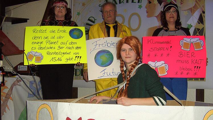 Umweltdemonstranten: (von links) Simone Weigand, Reiner Weis, "Greta" Nadine Zink und Nicole Zink. Foto: Udo Sell