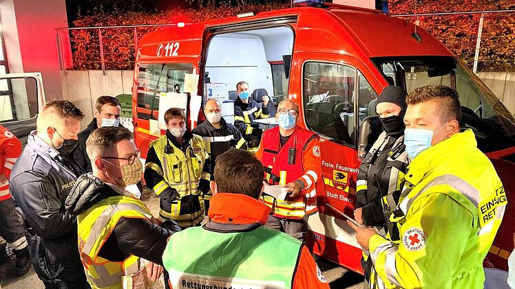 Im Hof vor dem Rotkreuzhaus fanden während des Sucheinsatzes immer wieder Lagebesprechungen zwischen Polizei, Feuerwehr und BRK statt.