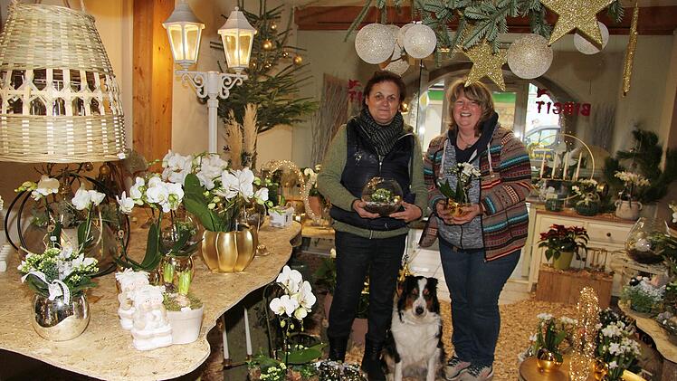 Birgit Riemer und Heidi M&uuml;ller vom Blumengesch&auml;ft Birgit sind nicht von Zufallskunden abh&auml;ngig. "Uns betrifft die Umgehung nicht so sehr, weil die Leute, die zu uns wollen, gezielt runterfahren", so Birgit Riemer. Foto: Sonny Adam