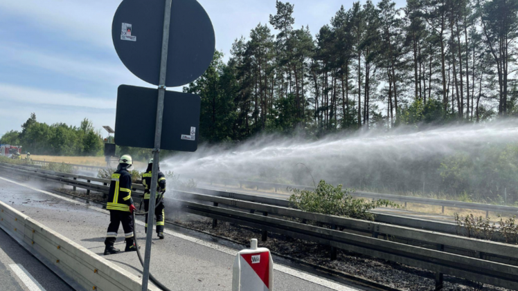 A73 bei Bamberg: Brand auf Mittelstreifen sorgt für dichten Rauch - Feuerwehr löscht Flammen