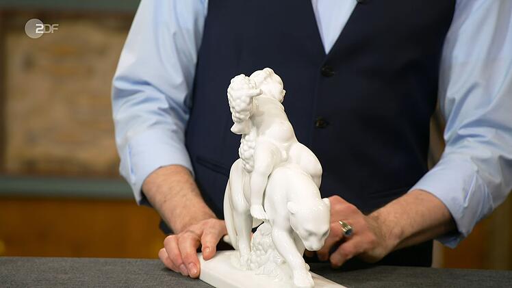 Die Porzellanfigur "Panther mit Bacchant" von Heubach-Fraureuth nach einem Entwurf von Max Hermann Fritz stammte aus der Zeit zwischen 1928 und 1945 und war 480 bis 600 Euro wert.