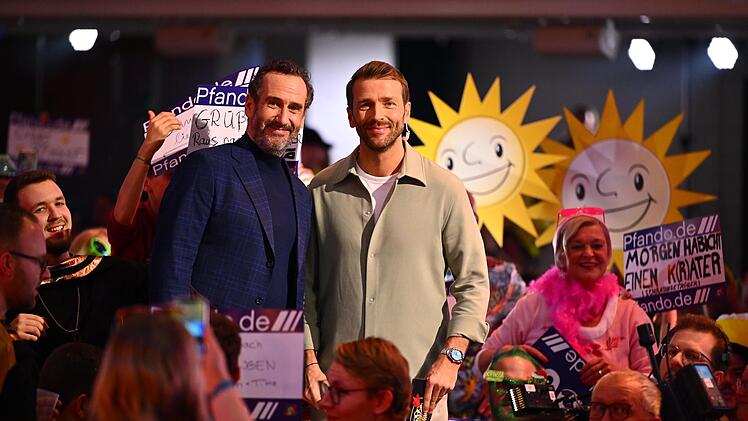 Christian D&uuml;ren (rechts) moderiert das Event, die frechen Kommentar liefert dazu Elmar Pauke.