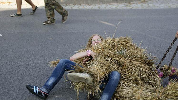 Und da liegt sie schon. Bei Walzerklang tanzen die Strohbären artig. Doch wehe, wenn der letzte Ton verklingt.