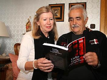 Wer ist aufgeregter? Karin Köhnlein unterstützt ihren Mann  bei seiner Lesung. Werner  Köhnlein präsentiert einen historischen Allgäu-Roman. Foto: Sonja Adam