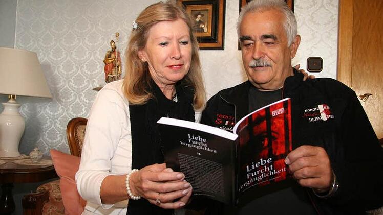 Wer ist aufgeregter? Karin Köhnlein unterstützt ihren Mann  bei seiner Lesung. Werner  Köhnlein präsentiert einen historischen Allgäu-Roman. Foto: Sonja Adam