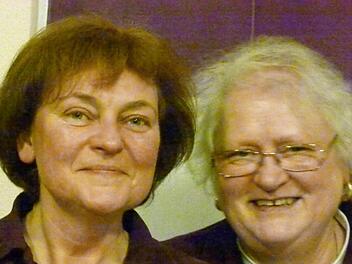 Christine Gehrlein (links) und Brigitte Schüßler sind seit Gründung der Tafel als ehrenamtliche Helfer-innen aktiv.Foto: Helmut Raab
