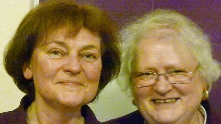 Christine Gehrlein (links) und Brigitte Schüßler sind seit Gründung der Tafel als ehrenamtliche Helfer-innen aktiv.Foto: Helmut Raab