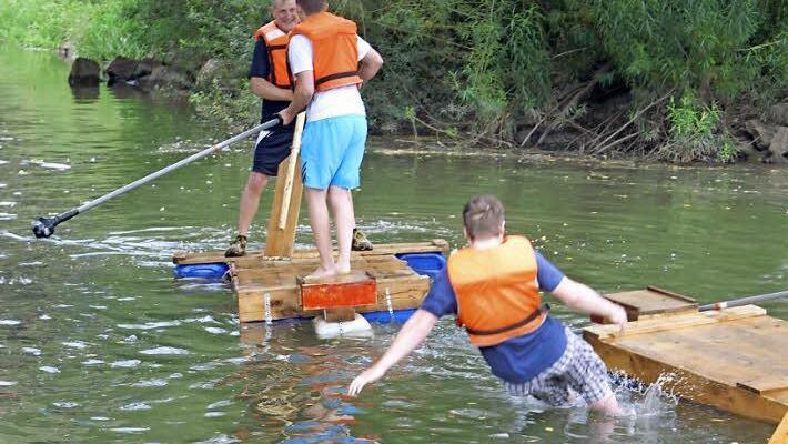 Das war's - mit dem Bad in der Itz ist der Turnier für den Teilnehmer rechts beendet. Aber auch Bürgermeister Brune Kellner (hinten) war als Steuermann schon ins Wasser gefallen. Fotos: Renate Neubecker