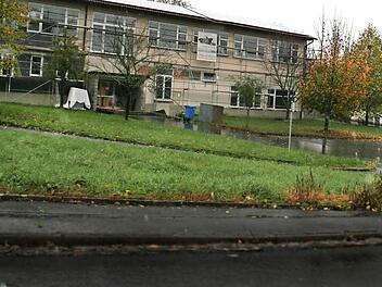Auf der Wiese vor der Alten Schule in Stralsbach werden zehn neue Parkplätze angelegt. Allerdings enstehen dadurch der Gemeinde Mehrkosten. Foto: Gabriele Sell