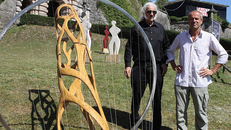 Detlef Rohrbach (rechts) mit Ingo Cesaro vor dem Gewinner-Kunstwerk