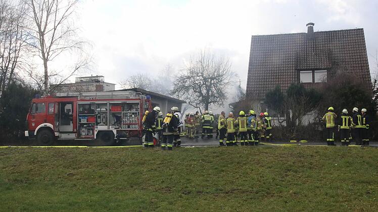 Ein Scheunenbrand in Sonnefeld machte am Sonntag einen Feuerwehr-Großeinsatz notwendig. Ein Übergreifen der Flammen auf das Wohnhaus wurde verhindert.Foto: Michael Stelzner