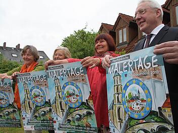 Sie freuen sich auf die 19. oberfränkischen Malertage in Neudrossenfeld: (von rechts) Bürgermeister Harald Hübner (CSU), Elfi Hübner aus Bayreuth, die das Plakat gestaltet hat, künstlerische Leiterin Christel Gollner und Karin Dietel aus Gefrees, die erstmals als Künstlerin an den Malertagen mitwirkt. Foto: Jürgen Gärtner