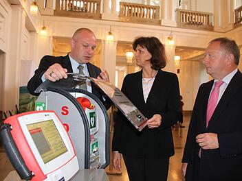 Sebastian Dresbach (von links), Geschäftsführer des Zentrums für Telemedizin, stellte Wirtschaftsministerin Ilse Aigner und Landrat Thomas Bold neue technische Lösungen gerade für ländliche Regionen vor.