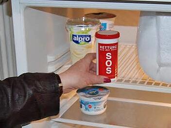 Die Rettungsdose im Kühlschrank wurde dem Zeitlofser Marktgemeinderat vorgestellt. Foto: Sigismund von Dobschütz