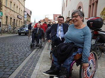 Der VdK Untererthal ist immer für eine Unternehmung gut. Entweder bei einem Ausflug oder   hier mit Maria Nürnberger,   Bürgermeister Armin Warmuth  und Norbert Knobel, VdK-Ortsvorsitzender, die das Pflaster rund um das Rathaus testen. Archiv/Arkadius Guzy