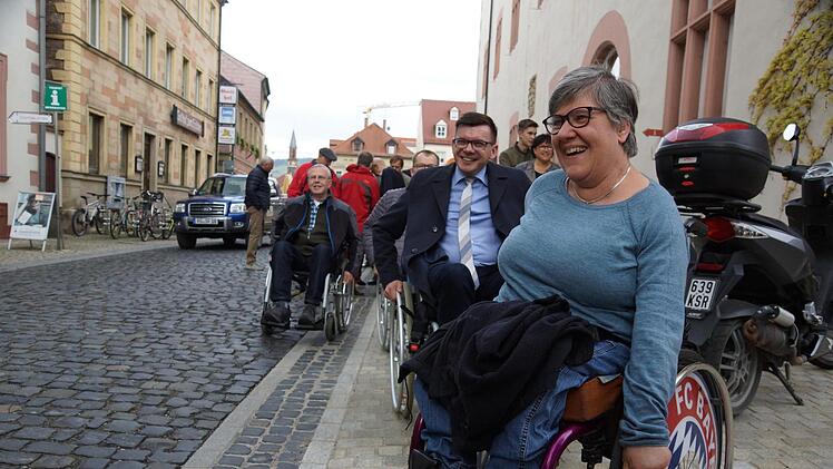 Der VdK Untererthal ist immer für eine Unternehmung gut. Entweder bei einem Ausflug oder   hier mit Maria Nürnberger,   Bürgermeister Armin Warmuth  und Norbert Knobel, VdK-Ortsvorsitzender, die das Pflaster rund um das Rathaus testen. Archiv/Arkadius Guzy