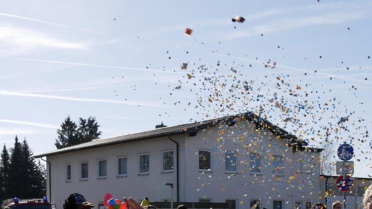 Wildenheid in Narrenhand - Impressionen vom Faschingsumzug im Neustadt Stadtteil. - Foto: Manja von Nida