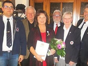 Im Bild von links: Mathias Möhrlein (stellv. Vorsitzender der BRK-Kreiswasserwacht), Johann Pfister (stellv. Landrat), Silvia Wagner (40 ehrenamtliche Dienstjahre), Klaus Otto ( BRK-Kreisgeschäftsführer), Evalies Meier (BRK-Kreisvorsitzende) und Heinz Rüb (Vorsitzender der BRK-Wasserwacht-Ortsgruppe Zapfendorf) Foto: p