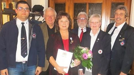 Im Bild von links: Mathias Möhrlein (stellv. Vorsitzender der BRK-Kreiswasserwacht), Johann Pfister (stellv. Landrat), Silvia Wagner (40 ehrenamtliche Dienstjahre), Klaus Otto ( BRK-Kreisgeschäftsführer), Evalies Meier (BRK-Kreisvorsitzende) und Heinz Rüb (Vorsitzender der BRK-Wasserwacht-Ortsgruppe Zapfendorf) Foto: p
